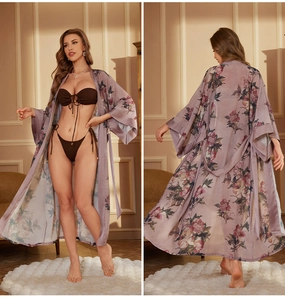 Détail du peignoir en satin à fleurs et ensemble bikini dans un décor d'intérieur chic