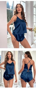 Détail de l'ensemble de pyjama en soie bleue montrant le dos lacé et le satin lisse