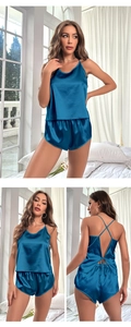 Détail d'un pyjama en satin bleu sarcelle avec caraco col V et bretelles croisées