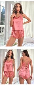 Détail du pyjama en satin rose corail avec bretelles croisées dans le dos sur le caraco