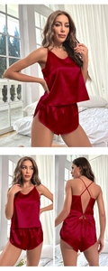 Détail de l'ensemble de nuit en satin rouge avec bretelles croisées et short fendu
