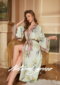 Détail d'un peignoir en satin floral avec bordure à carreaux et texture soyeuse de haute qualité