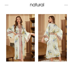 Vue détaillée avant et arrière du peignoir long en satin à imprimé floral chic
