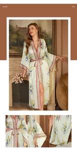 Détail du peignoir en satin vert clair avec imprimé fleuri et bordure géométrique