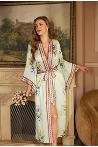 Détail du peignoir en soie florale vert clair avec bordures géométriques et col en V élégant
