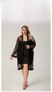 Dettaglio della vestaglia in pizzo nero con bordi in raso e maniche lunghe per loungewear