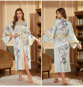 Vue détaillée avant et arrière d'un peignoir en satin bleu clair avec imprimés de fleurs