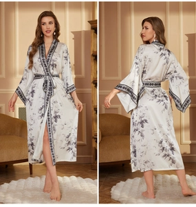 Détail du peignoir long en satin blanc à fleurs grises avec bordures géométriques chics