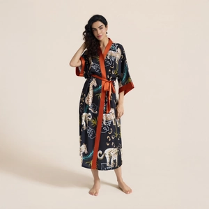 Peignoir en satin noir pour femme avec imprimé léopard et bordure orange contrastée