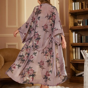 Peignoir long en satin rose poudré avec imprimé fleuri et ceinture de taille chic