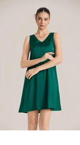 Détail de la nuisette en satin vert émeraude avec col en V et bretelles fines élégantes