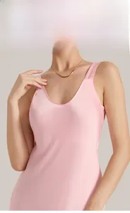 Nahaufnahme des rosa Satin-Nachthemds mit breiten Trägern und seidigem U-Ausschnitt