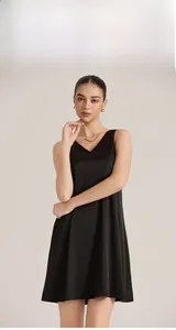 Nuisette élégante en satin noir à col en V avec larges bretelles portée par un modèle