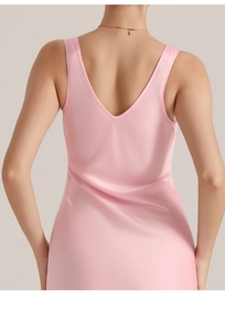 Detailansicht eines rosa Satin-Nachthemds mit V-Rückenausschnitt und seidigem Fall