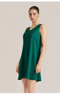 Détail d'une chemise de nuit en satin à col en V avec fines bretelles vert foncé