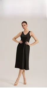 Elegantes schwarzes Satin-Unterkleid mit tiefem V-Ausschnitt und glatter Seidentextur