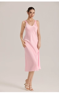 Detail eines rosa Satin-Midi-Slipkleids mit V-Ausschnitt und eleganter seidiger Textur