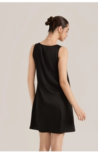 Vue arrière détaillée d'une nuisette soyeuse en satin noir sans manches de haute qualité