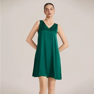 Nuisette en Satin pour Femmes Col en V Sans Manches Vêtement de Nuit Robe de Chambre Soyeuse Ligne A Confortable Été