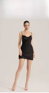 Dettaglio dell'elegante abito corto in raso nero con scollo a cappuccio e spalline