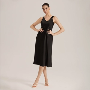 Elegantes schwarzes Satin-Midikleid mit V-Ausschnitt, breiten Trägern und Seidenglanz