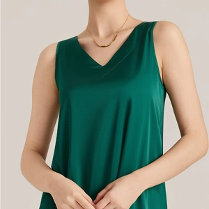 Pyjama élégant en satin vert foncé pour femme avec col en V et finition brillante soie