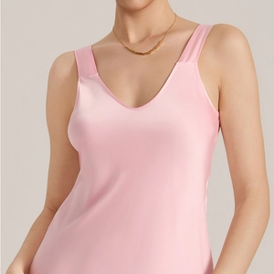 Elegantes langes rosa Satinnachthemd für Damen mit V-Ausschnitt und breiten Schulterträgern