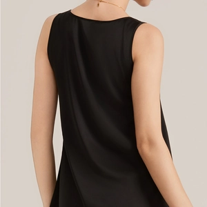Vue arrière d'un haut de pyjama en satin noir sans manches avec col en V élégant