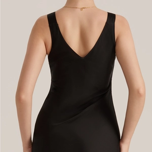 Elegantes Damen-Nachthemd aus schwarzem Satin mit tiefem V-Rückenausschnitt und Seidenglanz