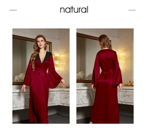 Vue détaillée avant et arrière d'un peignoir en satin bordeaux avec dentelle noire au col