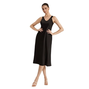 Elegantes schwarzes Satin-Midikleid mit V-Ausschnitt, breiten Trägern und seidigem Glanz