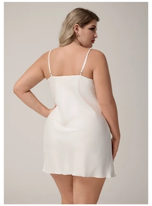 Détail nuisette en satin blanc avec bretelles réglables et texture de soie lisse