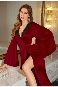 Détail du peignoir en satin bordeaux avec dentelle noire raffinée et manches évasées chic