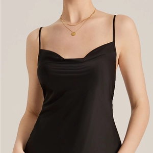 Elegante abito sottoveste in raso nero con scollo a cappuccio e collane dorate a strati