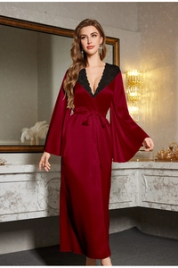 Vue détaillée d'un peignoir en satin bordeaux avec dentelle noire et manches cloches