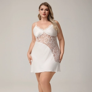 Détail de la chemise de nuit blanche en satin grande taille avec dentelle et col en V