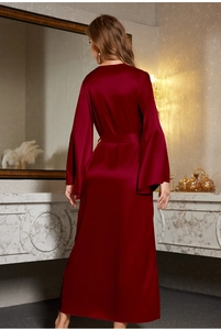 Peignoir long en satin bordeaux pour femme avec manches larges et finition soyeuse