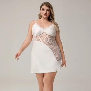 Détail de la chemise de nuit en satin blanc avec dentelle florale sur le décolleté