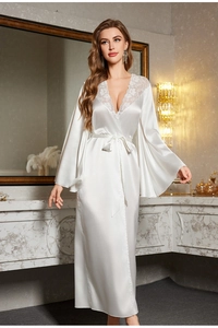 Détail d'un peignoir long en satin blanc avec dentelle élégante et manches évasées fluides