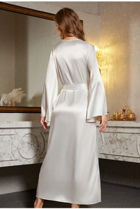 Vue arrière d'un long peignoir en satin blanc avec des manches évasées élégantes