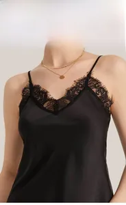 Détail de la dentelle noire et du tissu en satin de soie sur un décolleté en V profond