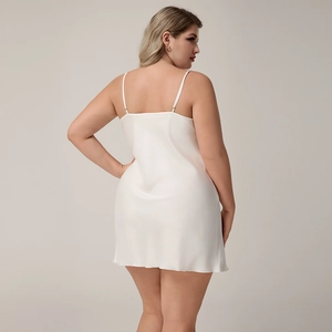 Détail du tissu en satin lisse et des bretelles fines de la nuisette blanche chic