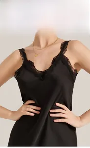 Détail d'une chemise de nuit en satin à col en V avec bordure en dentelle noire raffinée