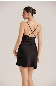 Vue détaillée du dos d'une nuisette en satin noir avec bretelles croisées élégantes