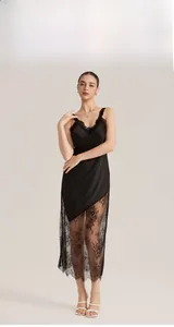 Détail de l'élégante robe nuisette en satin noir avec dentelle transparente en bas