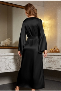 Vue de dos d'un élégant peignoir long en satin noir avec manches évasées et ceinture