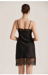 Vue détaillée du dos d'une nuisette en satin noir avec dentelle transparente chic