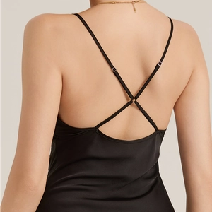 Nuisette en satin noir avec bretelles croisées dans le dos et boucles réglables