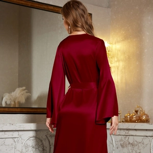 Peignoir long en satin bordeaux avec manches cloche élégantes et ceinture à la taille