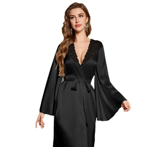 Peignoir long en satin noir avec dentelle au col en V et manches cloches pour femme